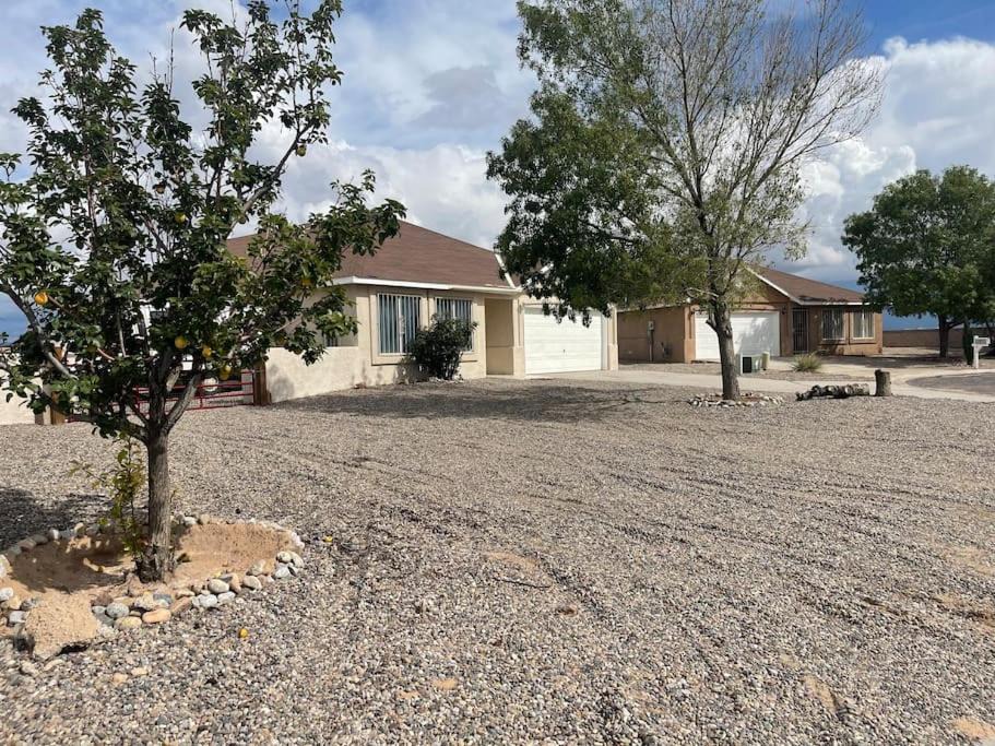 Bosque House | Cheerful Three Bedroom Home with Mountain Views