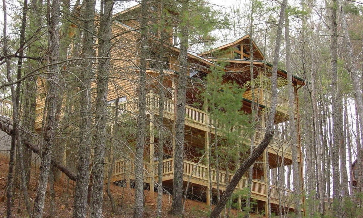 Epworth Cabin | CHEROKEE DREAM - SECLUDED MTN VIEW, POOL TABLE, AIR HOCKEY, FIRE PIT, SCREENED PORCH
