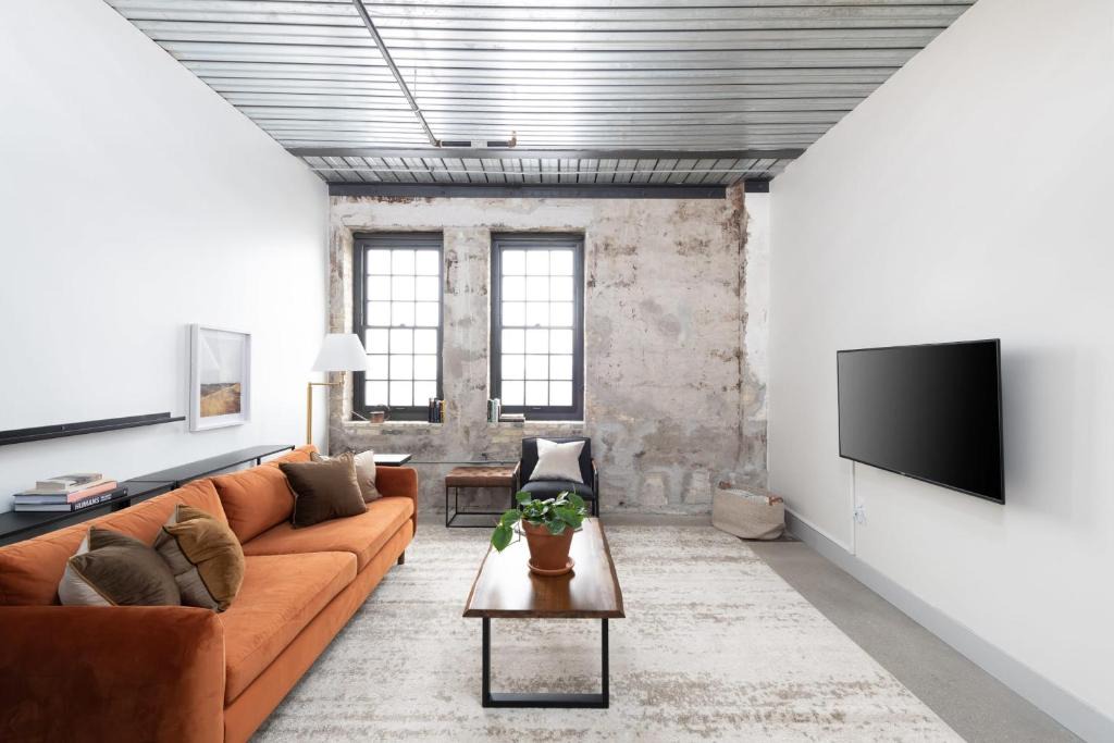 Westown Apartment | Chic Apartment with Parking and Gym