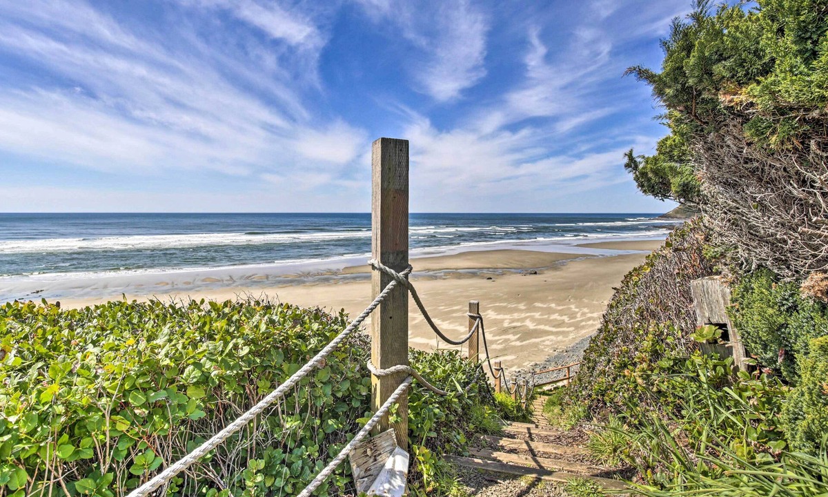 Yachats Apartment | Chic Beachfront Abode w/Balcony & Beach Access!