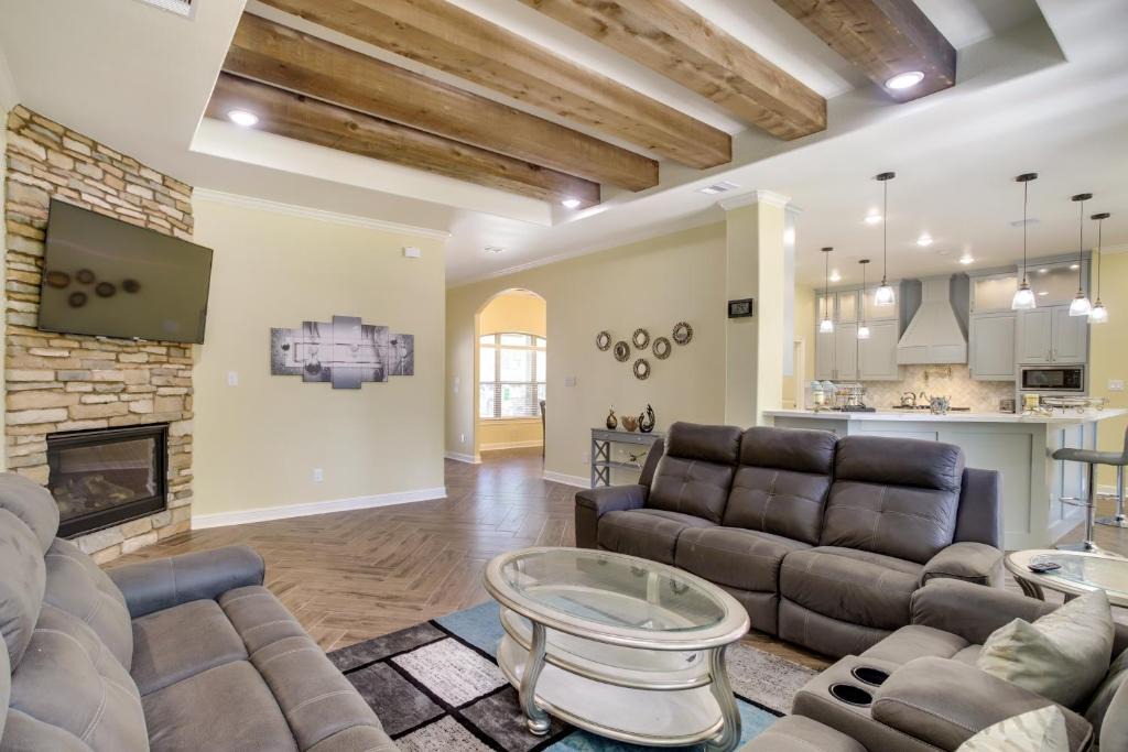 Tomball House | Chic Texas Abode with Patio and Fenced-In Yard!