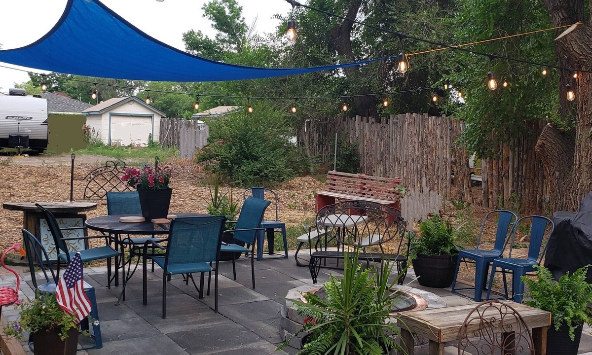 Rogers Park Cottage | Clean, Cozy, Comfy, Great Location, Pets Welcome, Well Equipped Kitchen.