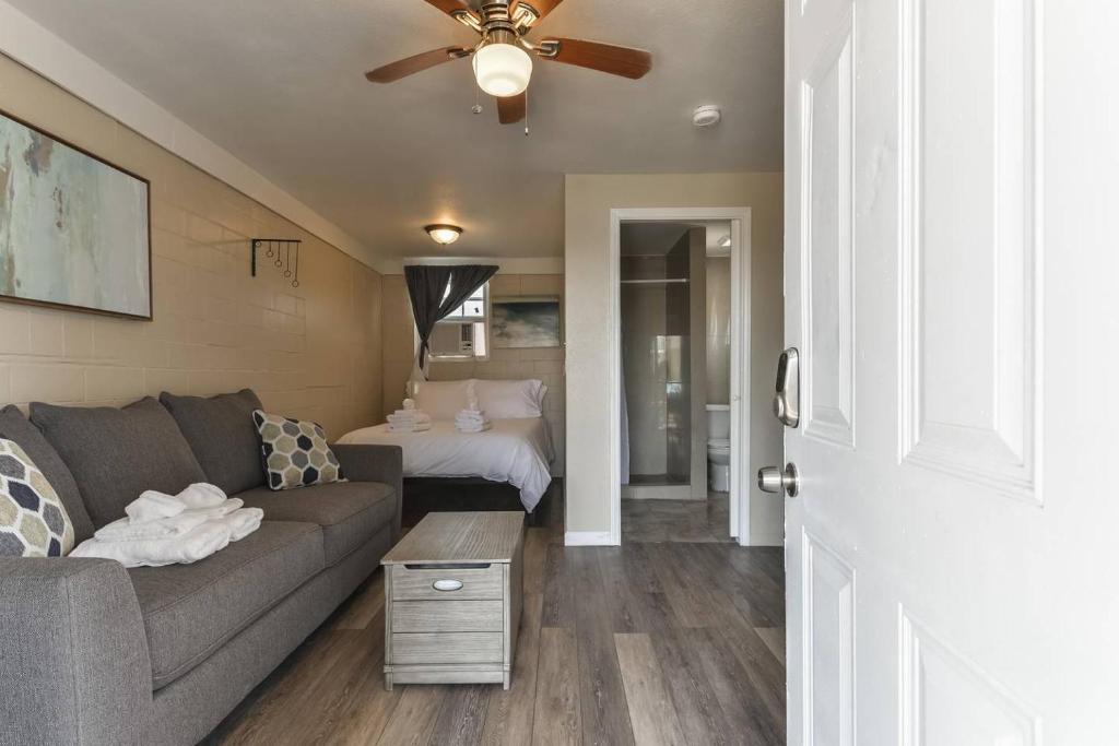 San Jacinto Apartment | Coastal Cottage 5, Across Street from Beach