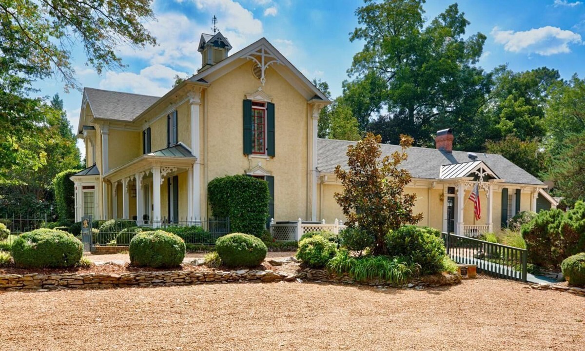 New Market House | Cochran-Jackson House: Step back in time and still enjoy the modern amenities!