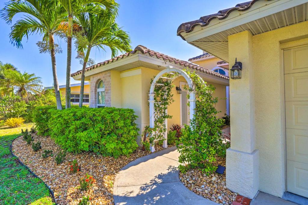 Cocoa Isles Country Club House | Cocoa Beach Studio about 2 Mi to the Sandy Shore!