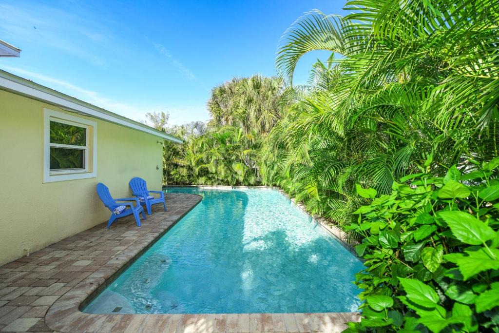 Holmes Beach House | Coconut Cottage #4 by AMI Locals