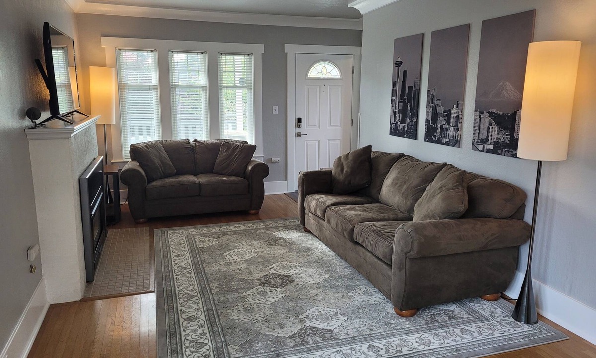 Phinney Ridge House | Comfortable 2-bedroom, 2 decks, walking neighborhood, & minutes to downtown.