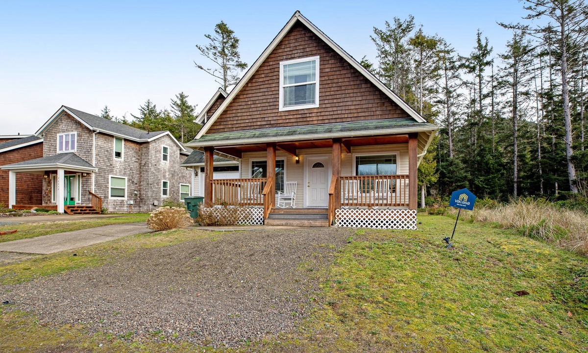 Rockaway Beach House | Comfortable home with a private game room - blocks from the beach