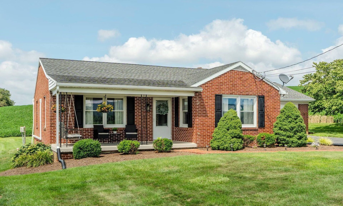 Goodville House | Cottage On Main-cozy 3/1.5 near Shady Maple