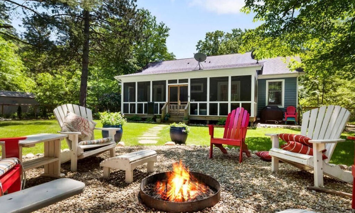 Union Pier Cottage | Cottage w/Firepit & Fireplace. Walk to Beach | Hidden Gem in Union Pier