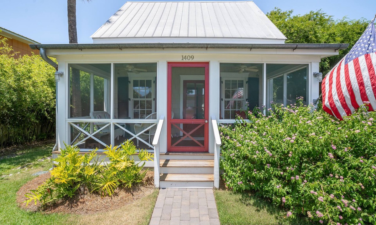 Savannah Beach Cottage | COTTAGE WITH PRIVATE POOL TWO BLOCKS TO BEACH