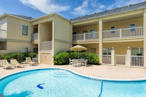 South Padre Island House | Courtyard condo with pool only 1/4 block to beach!