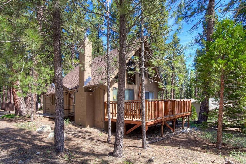 South Lake Tahoe House | Coyote Den by Lake Tahoe Accommodations