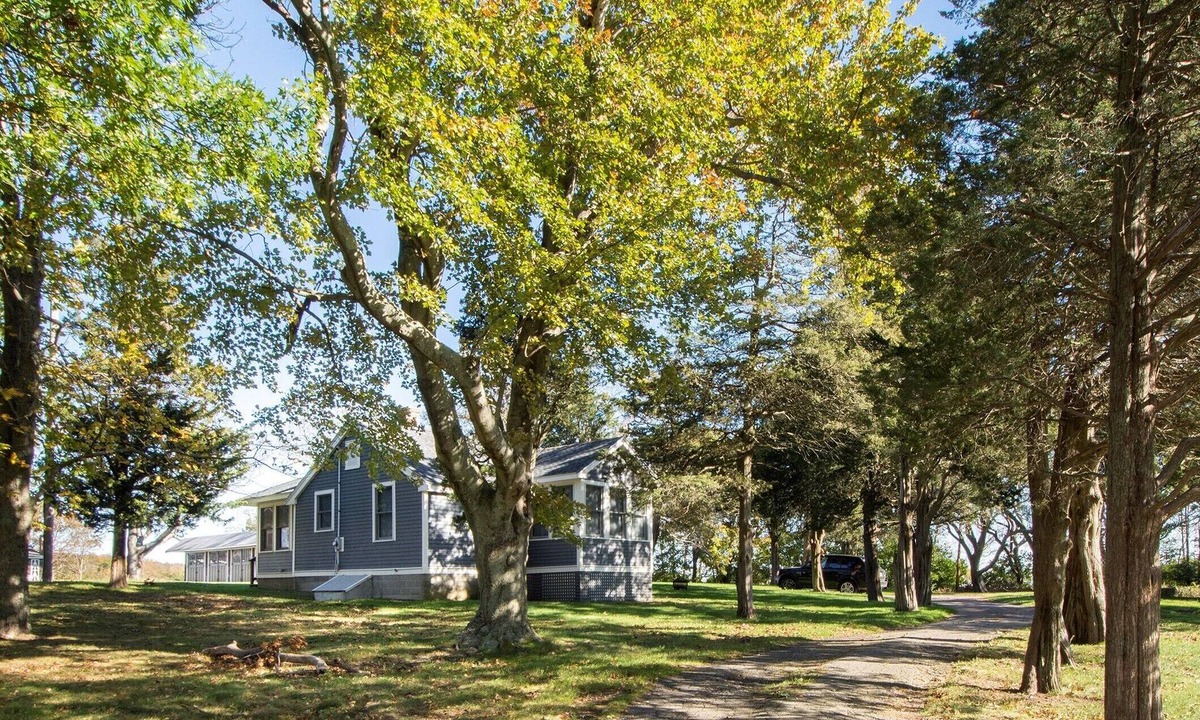 Minot Cottage | Cozy 2/1 in a serene, park-like setting, near Minot Beach & coastal marshes