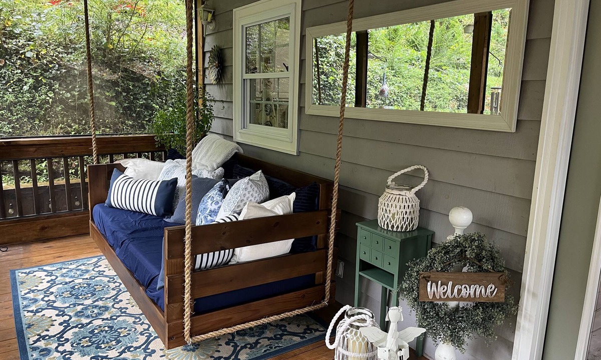 Clayton House | Cozy 2-bedroom Bungalow 5 minutes from Downtown