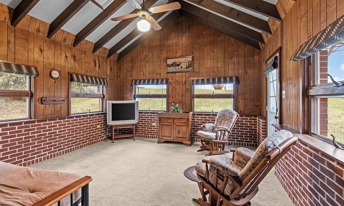 Dauberville House | Cozy 2-bedroom house outside Reading with WiFi, three-season room.