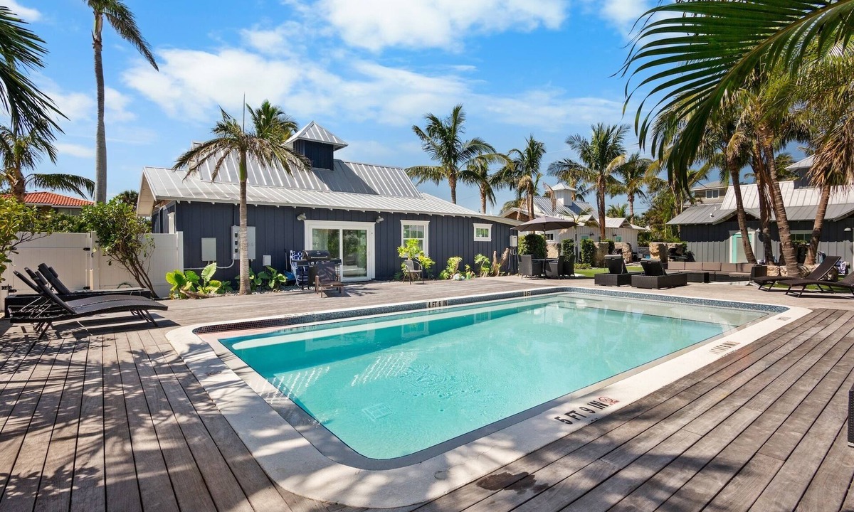 Holmes Beach Villa | Cozy AMI Villa! Pool, BBQ, and Beach Access!