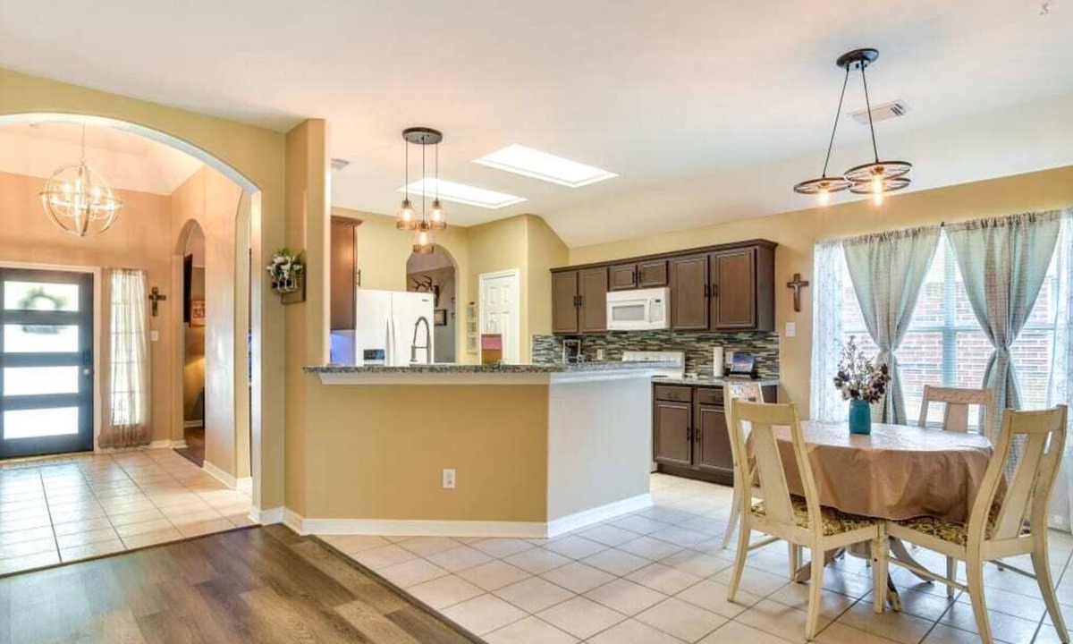 Dickinson House | Cozy Bay Area Home near GALVESTON, HOUSTON, NASA, AND KEMAH