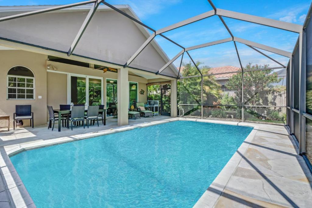 Naples Park House | Cozy Beach House - 5 minutes from Vanderbilt Beach
