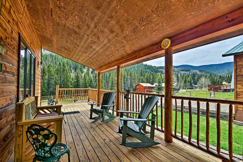 Red River House | Cozy Cabin Escape with Mtn Views Near the Red River!