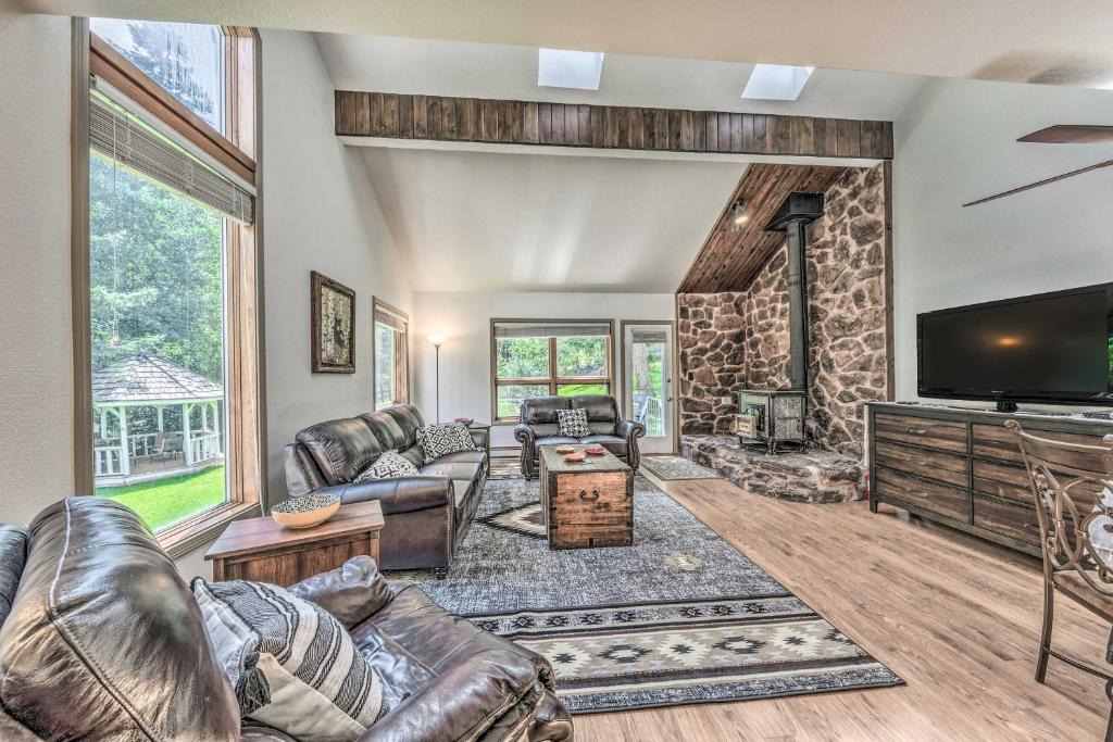Cloudcroft House | Cozy Cloudcroft Townhome about 1 Mi to Burro Ave!