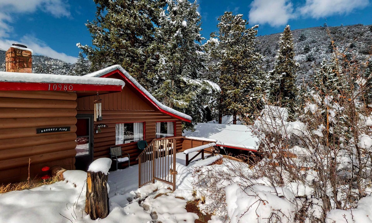 Green Mountain Falls Cabin | Cozy Colorado cabin with large deck, free WiFi, quiet location