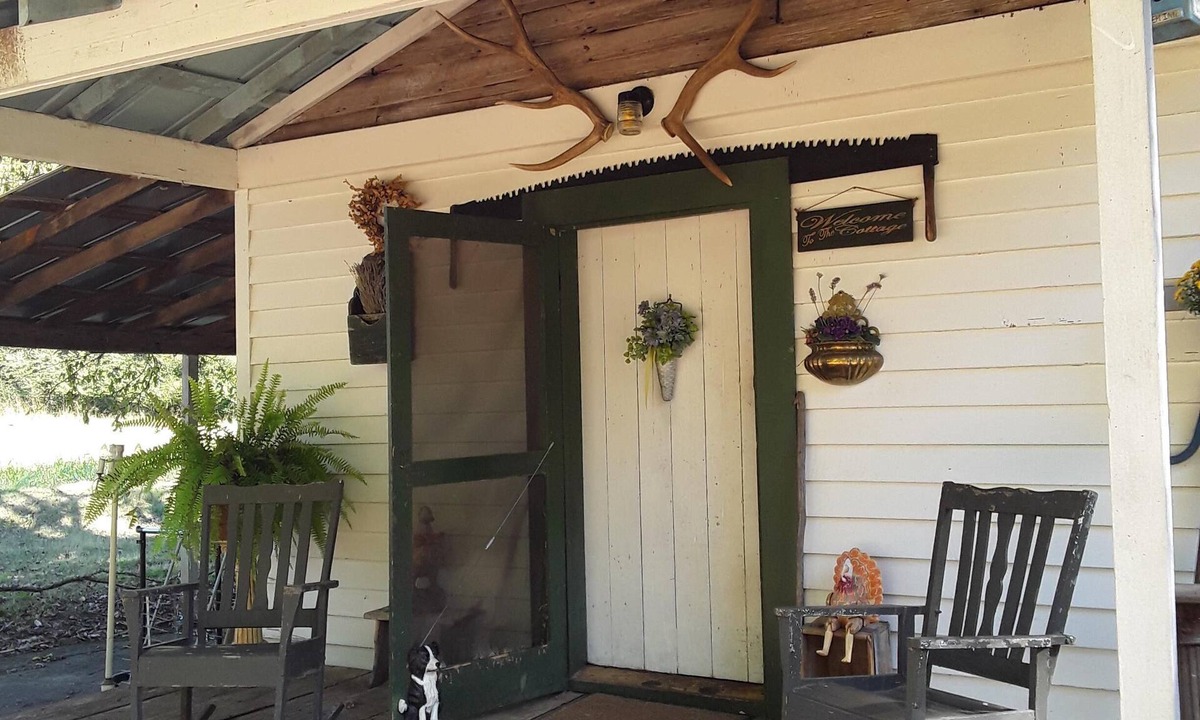 Mulberry Cottage | Cozy Cottage at Lavender Farm near Jack Daniel's Distillery, with breakfast