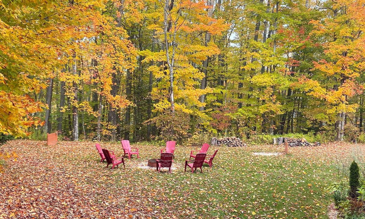 St Ignace House | Cozy Fall Getaway! Enjoy Fall Colors & Family Games by the Camp Fire