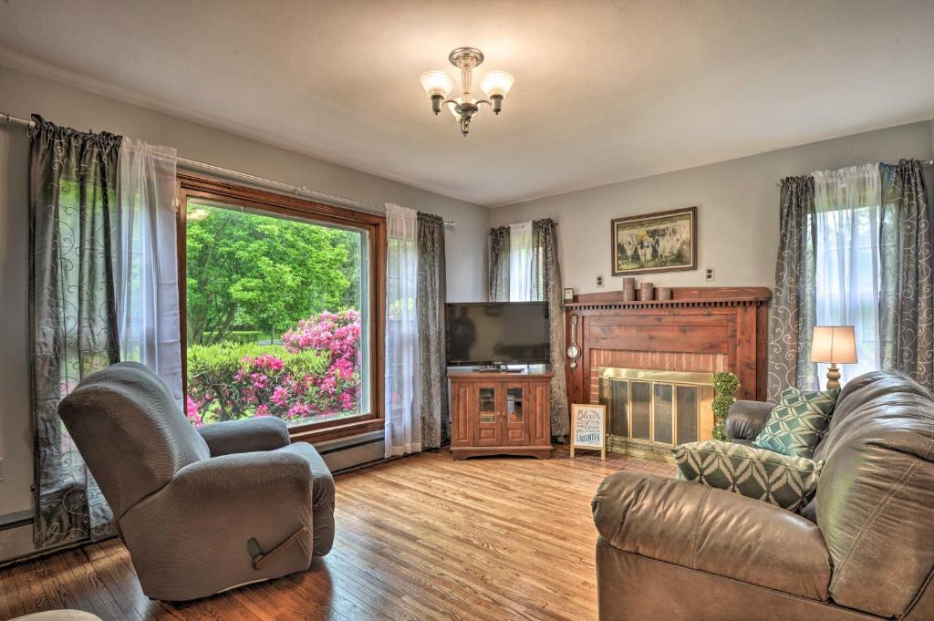 Springfield House | Cozy Family Home with Kayaks, Dock and Fire Pit!