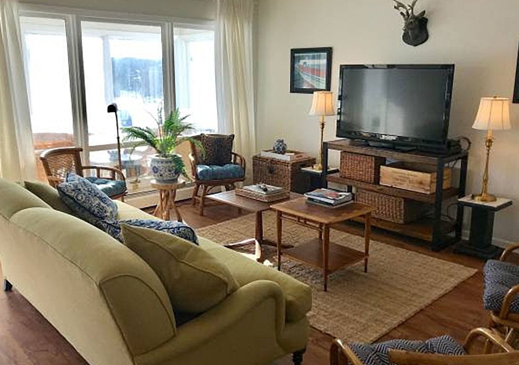 Fontana-on-Geneva Lake Apartment | Cozy Fontana Lk Geneva 2 BR, 1 BA Apt. Steps From The Abbey Resort/Fontana Beach