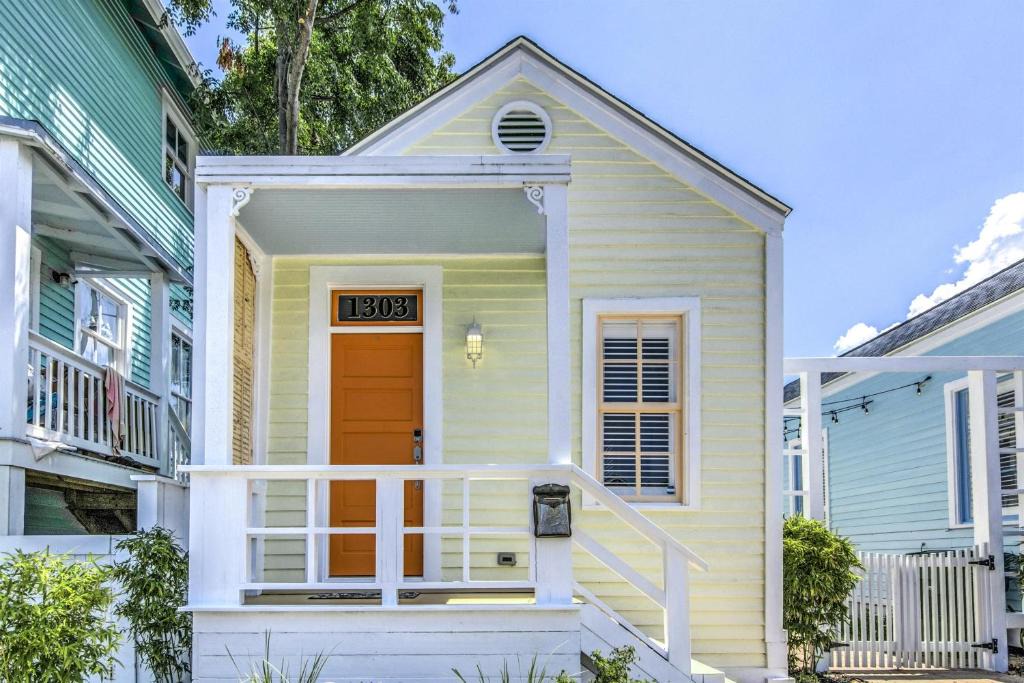 San Jacinto House | Cozy Historic Beach Cottage I