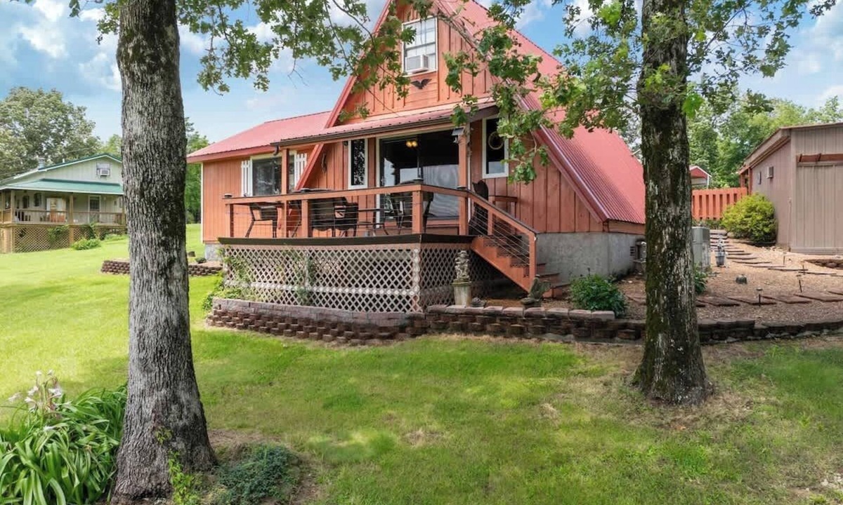 Linden Cabin | Cozy lake front hide away