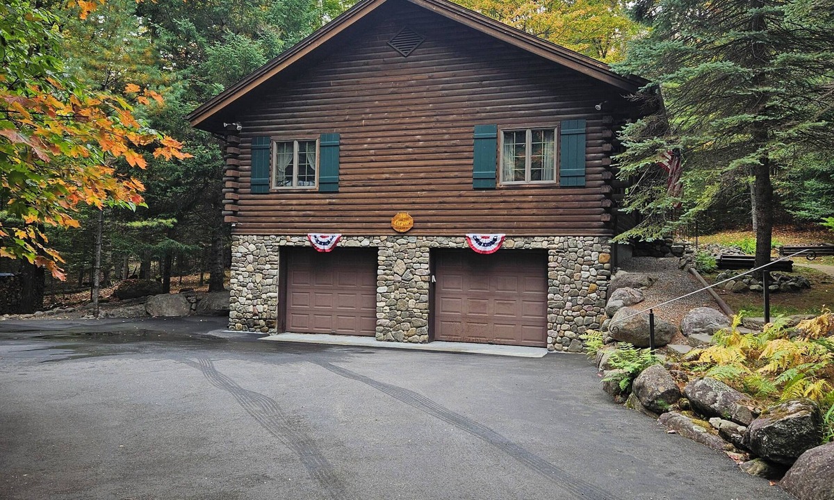 Saranac Lake House | Cozy log home nestled in the beautiful Adirondacks