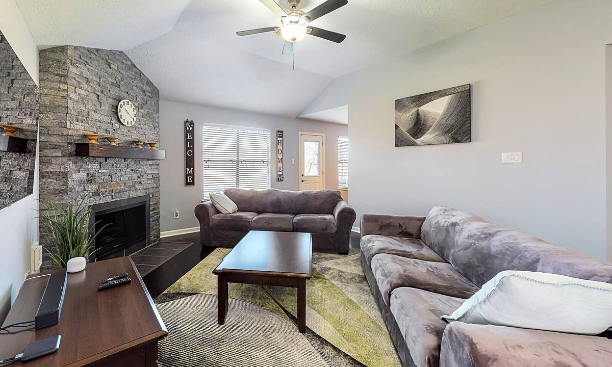 Pearland House | Cozy Pearland Getaway Home! Large backyard w/patio! 5 STAR REVIEWS.