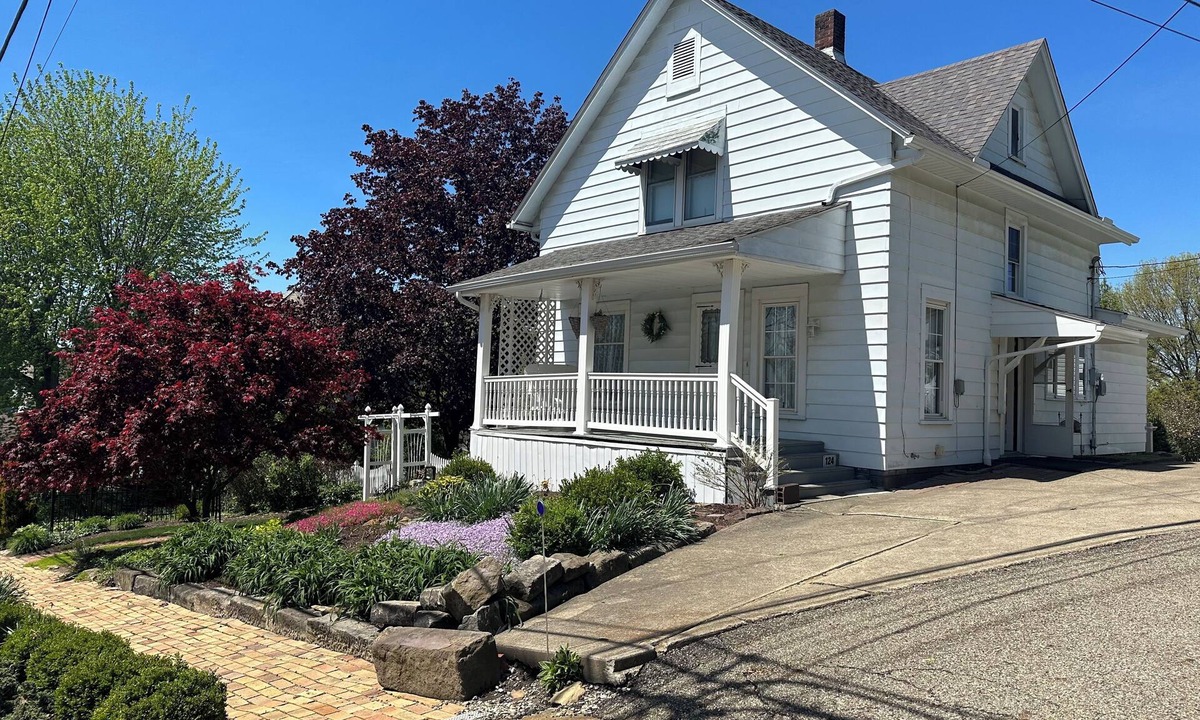 Sugarcreek House | Cozy, Victorian, antique, relaxing get-away with park like back yard.