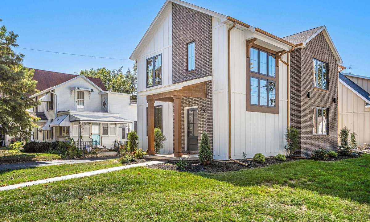 Bowling Green House | CUSTOM FALCON PUTTING GREEN and Luxury combined to create your DREAM stay here in the heart of Bowling Green