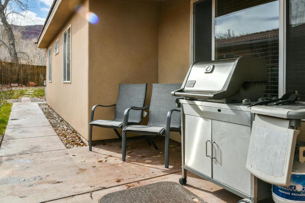 Moab House | CW343 - Great downtown location with a private hot tub
