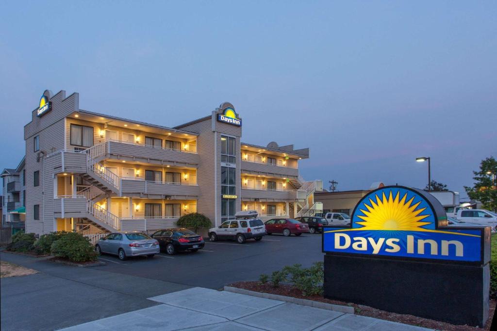 Licton Springs Hotel | Days Inn by Wyndham Seattle North of Downtown