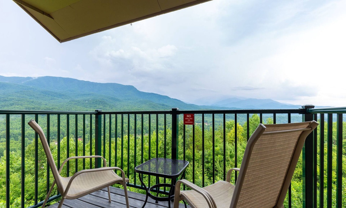 Gatlinburg - Pigeon Forge Condo | Deer Ridge Mountain Resort D301 | Mtn Views & Indoor/Outdoor Pools!