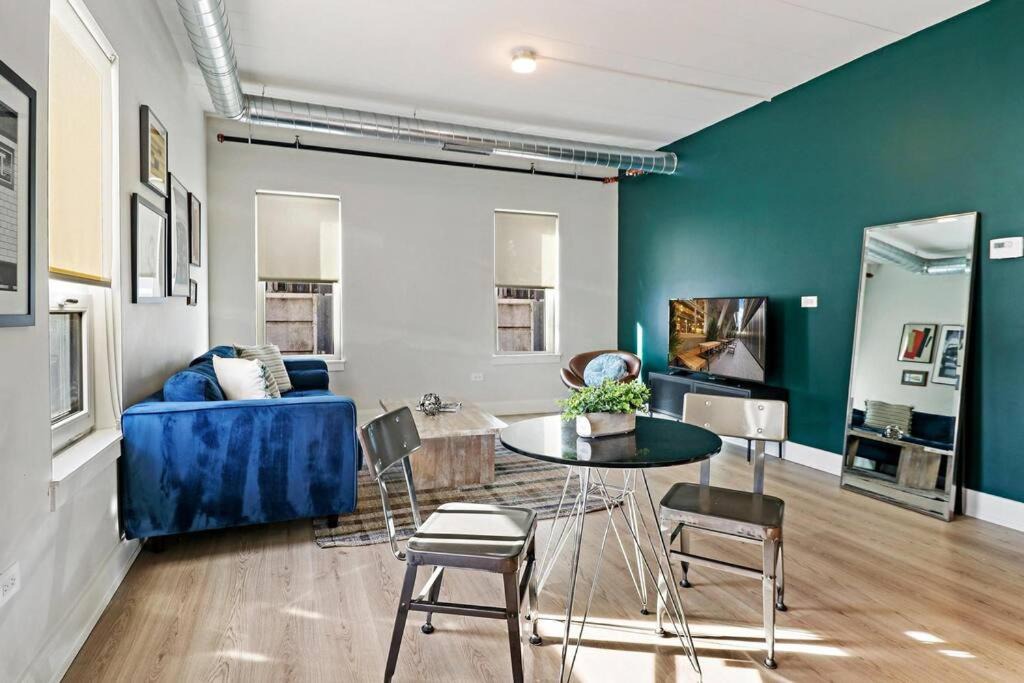 Lakeview Apartment | Delightful 1BR & 1BA Apartment in Belmont - Belmont 202