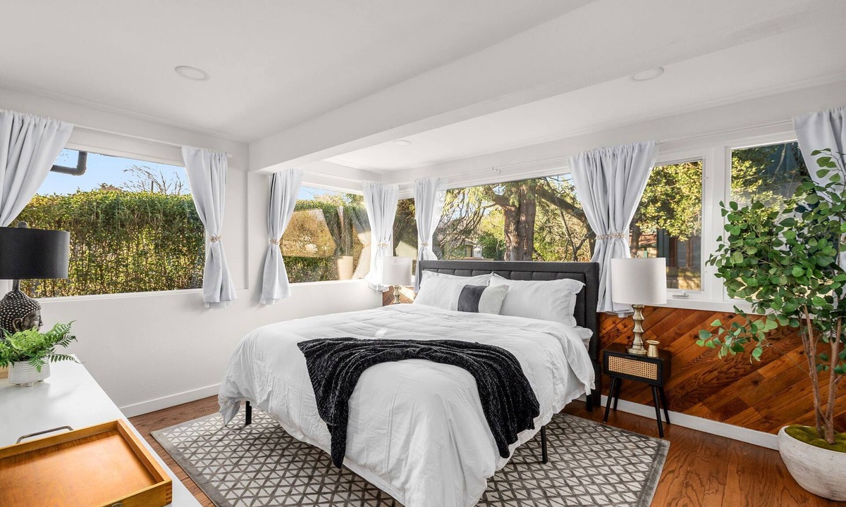 Richmond House | Designer 3BD Hawthorne Home