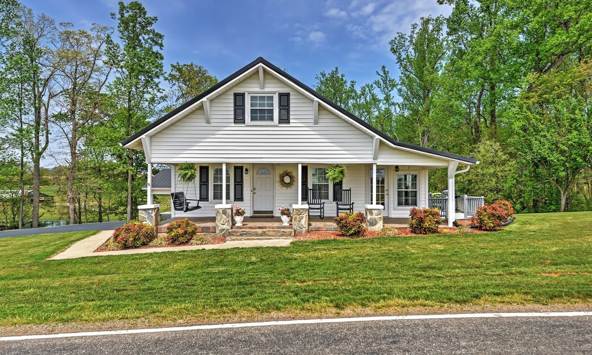 Elkin House | Dobson Farmhouse w/Wraparound Porch & Fire Pit!