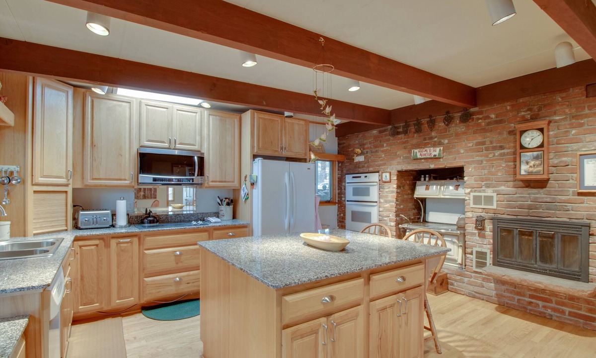 Lyons House | Dog-friendly mountain getaway with kitchen, patio, & mountain view