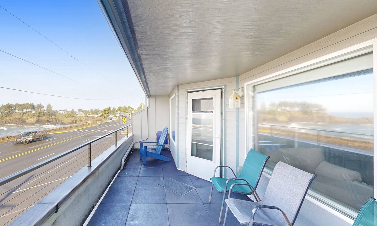 Depoe Bay Condo | Dog-Friendly, Waterfront Loft w/Seawall and Ocean Views - One Block to Harbor