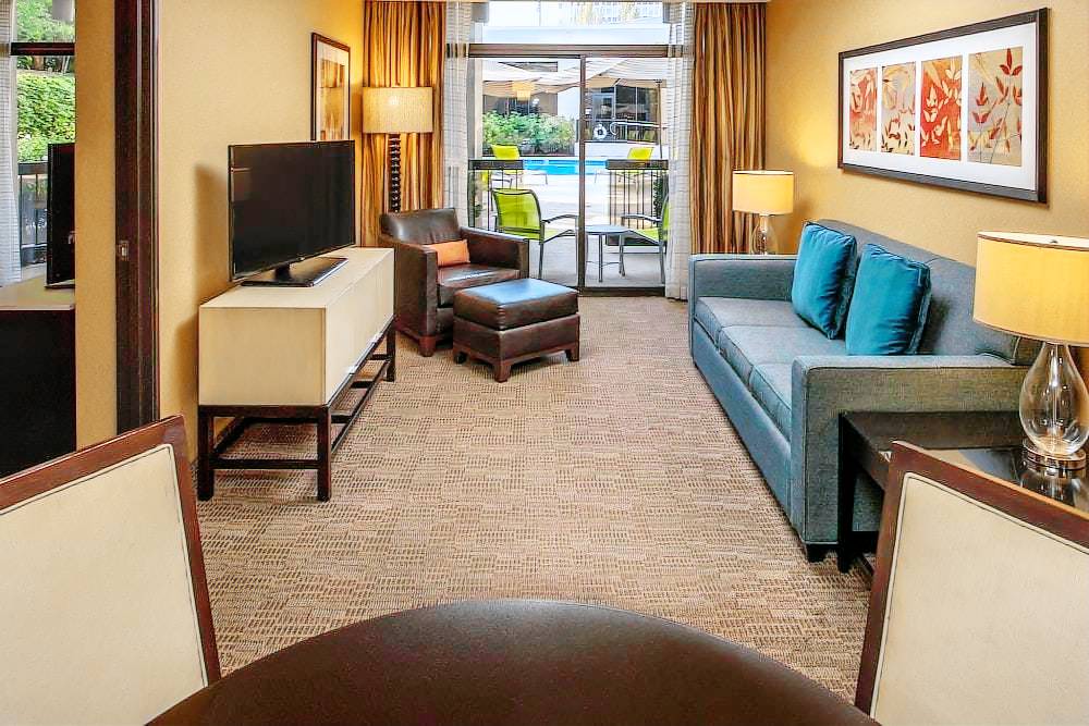 Lloyd District Hotel | DoubleTree by Hilton Hotel Portland 1 King Governor Suite with Whirlpool Tub