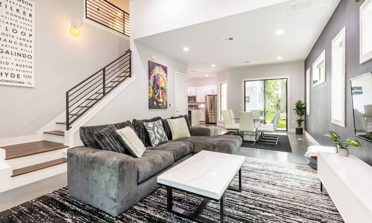East Cesar Chavez House | Downtown 6 Bedroom Retreat!nGolf Putting Green, Walking to Lake & Rainey