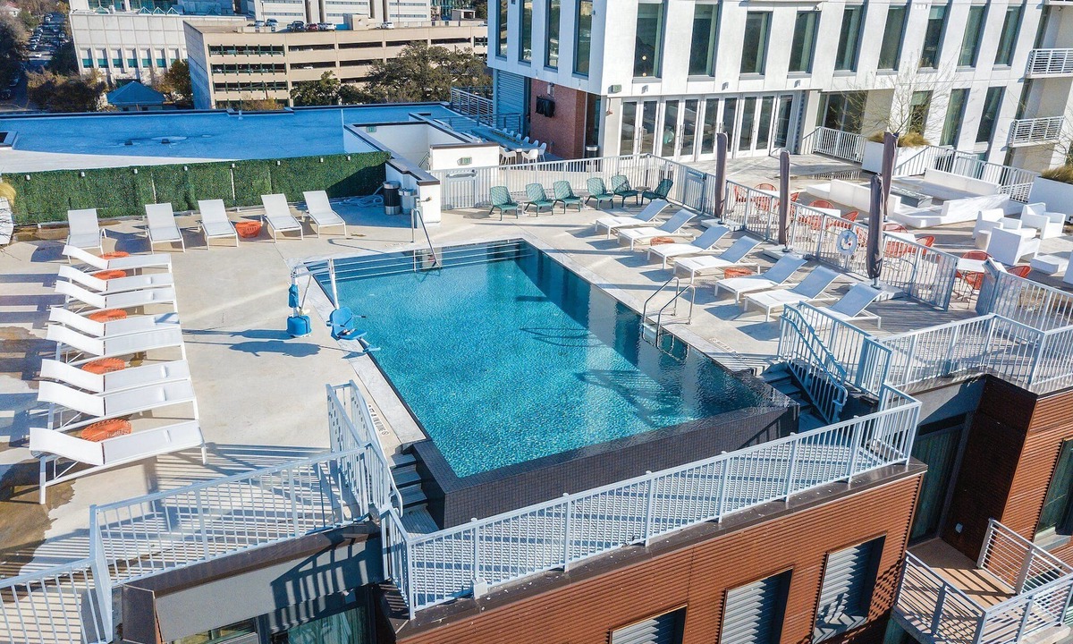 West End Resort | DOWNTOWN Austin with ROOFTOP Pool and BBQ Area, Fire Pit & a Fitness Center