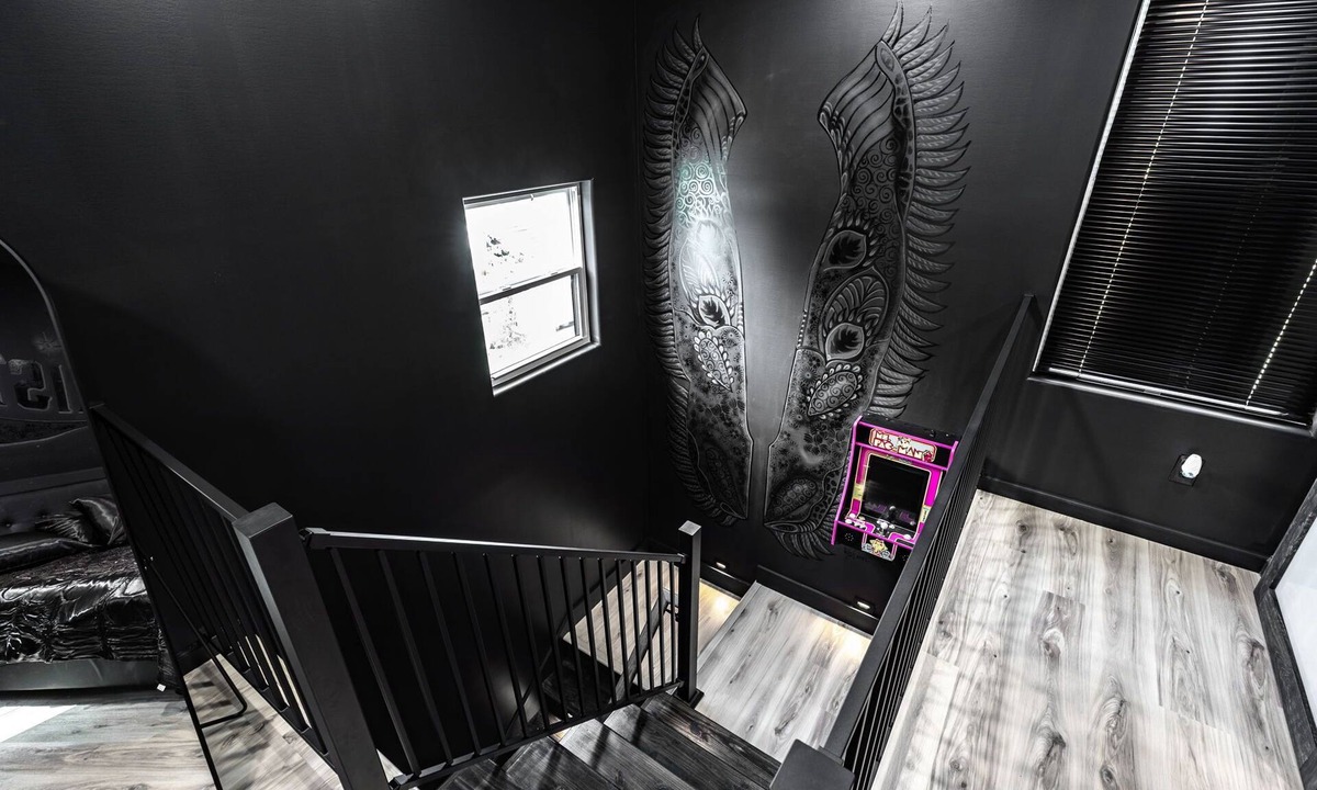 Bristol House | Downtown ~ Hot Tub - Ping Pong - Putting Green - Connect 4 - PAC Man ~