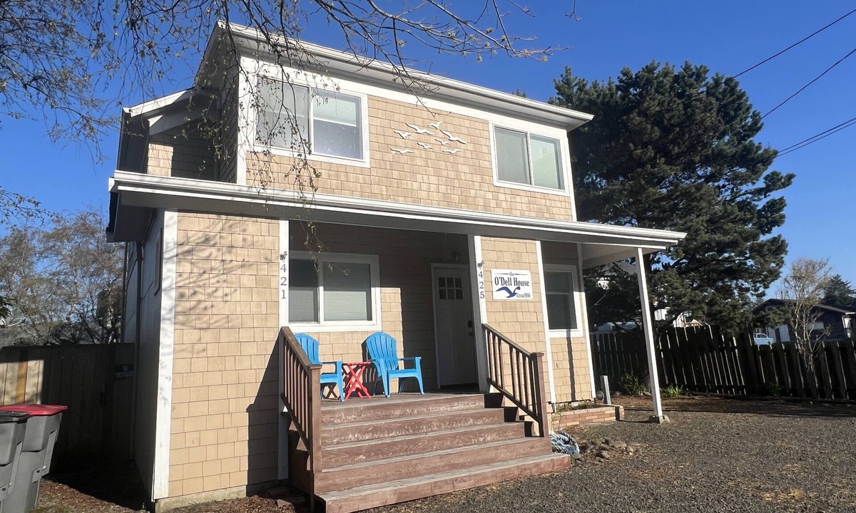 Seaside House | Downtown Just Steps to Beach Near the Turnaround Upper Floor