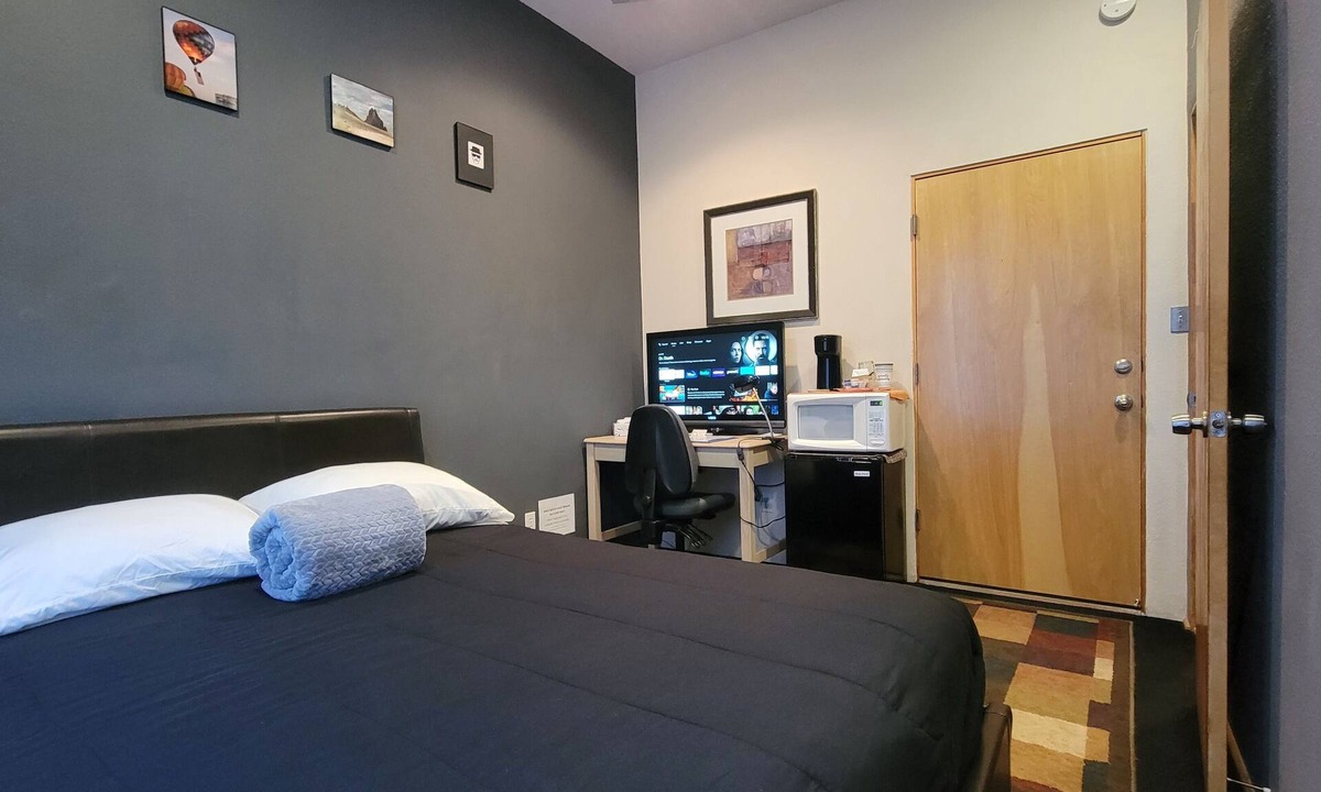 Raynolds Addition House | Downtown Loft Available for You! Coffee Included!